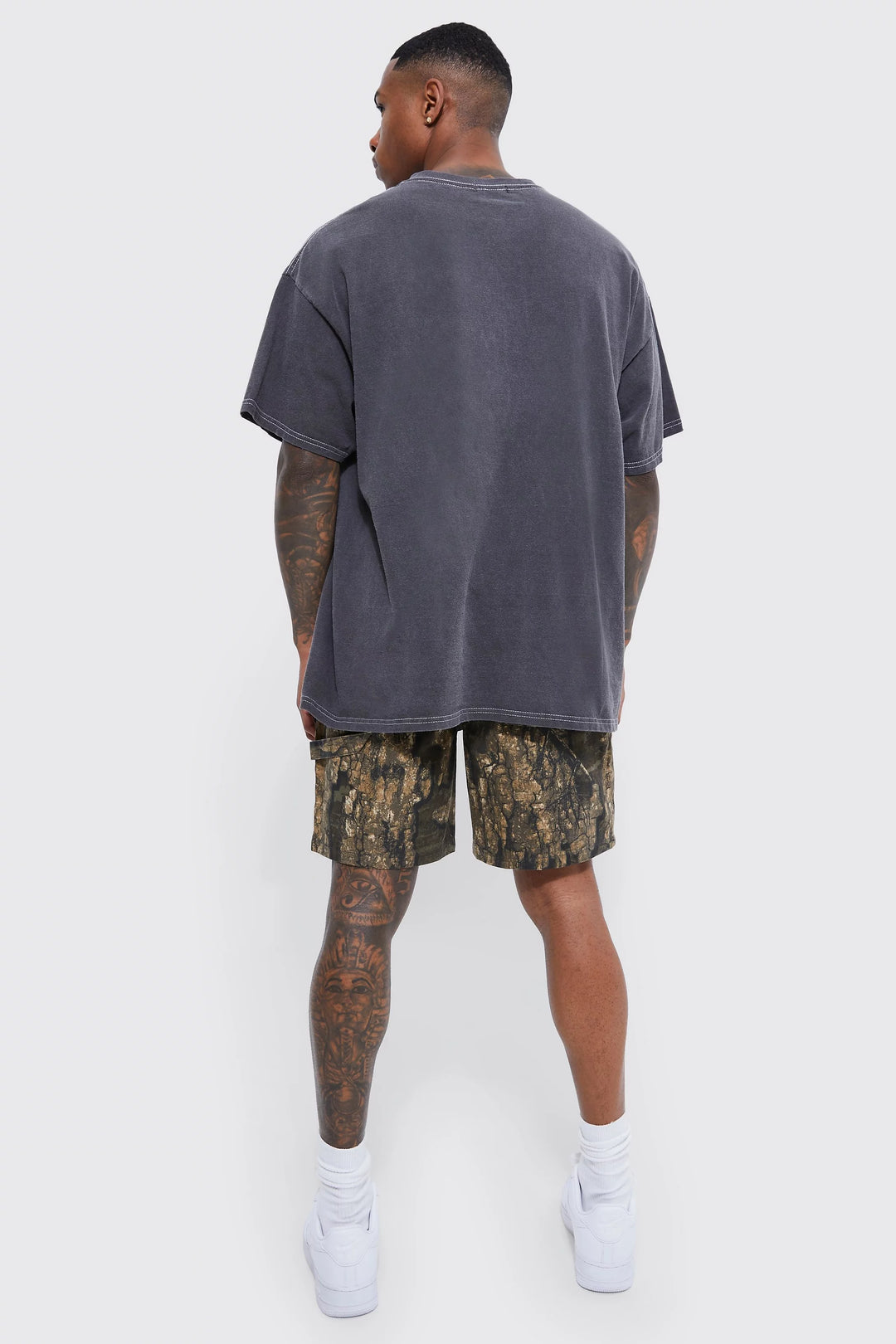 BOOHOOMAN FIXED WAIST EARTH CAMO FIT RELAXED SHORT LENGTH