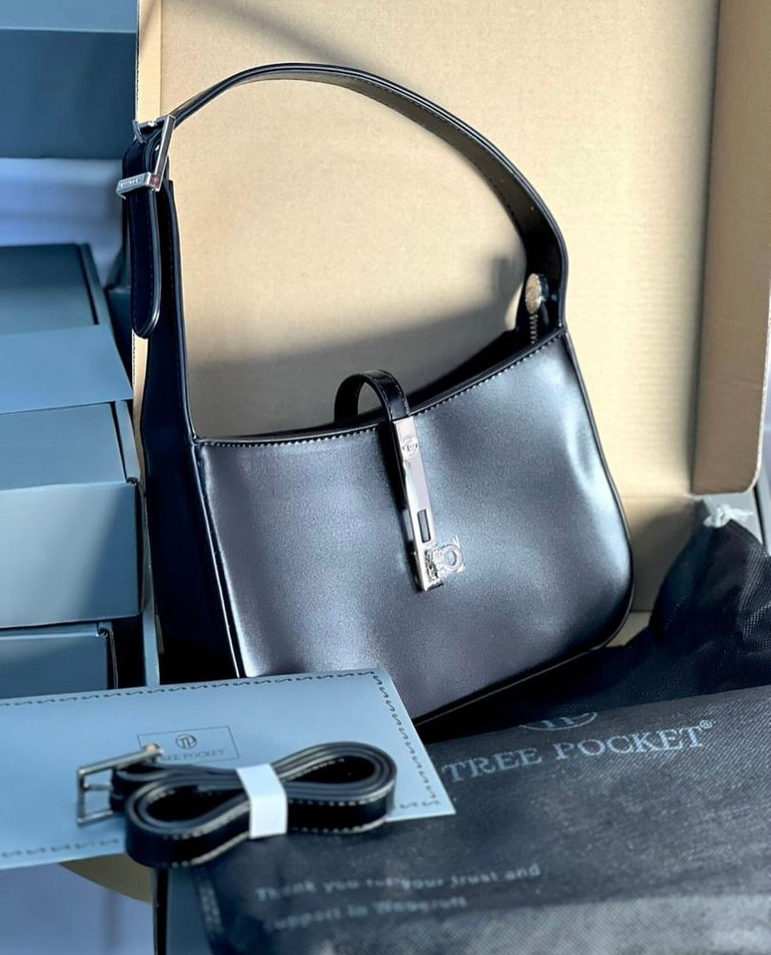 Tree pocket hand bag in black