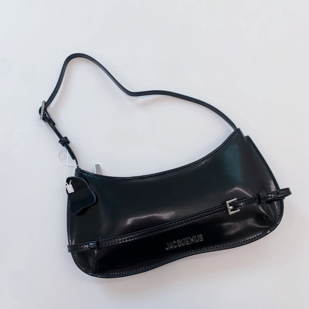 Le Bisou Patent Shoulder bag in black