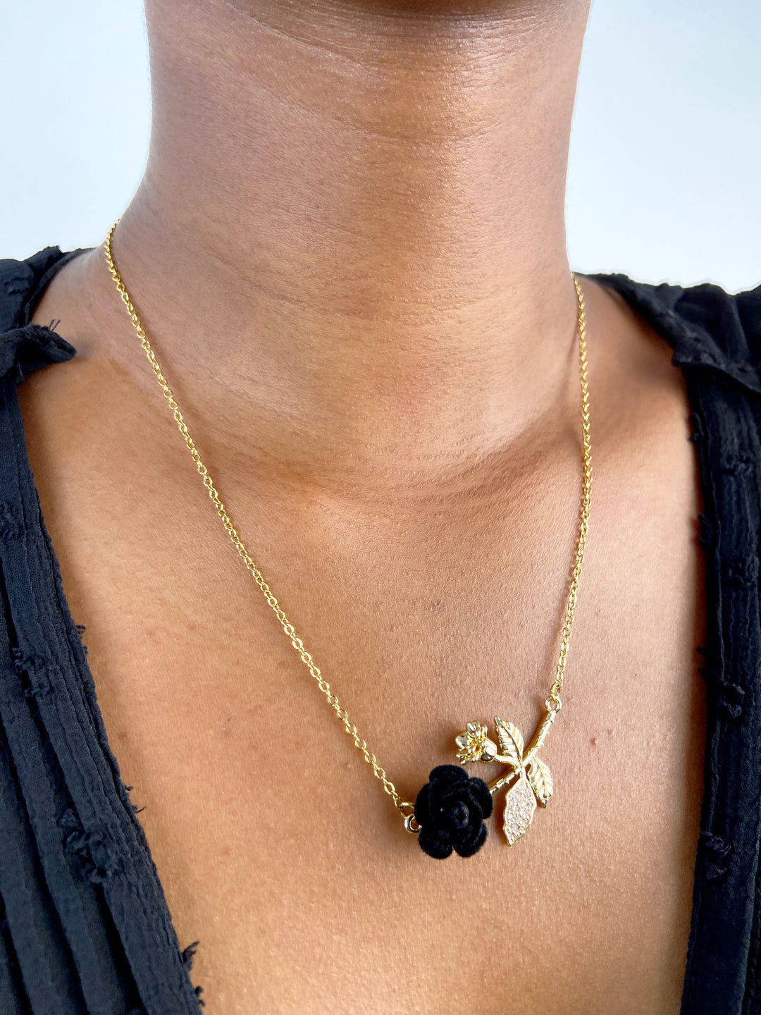 Black flower pendant necklace