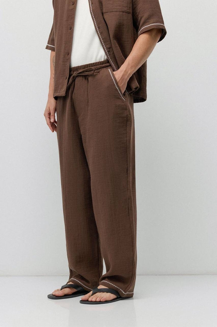 Vamos Embroidery Detail Set in Brown