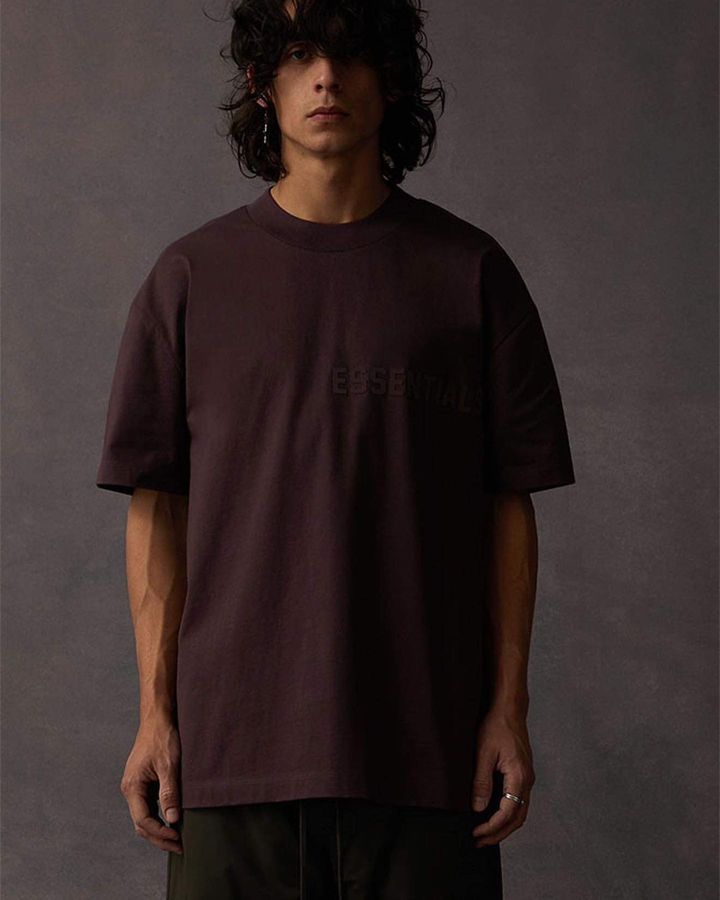 ESSENTIAL SIDE LOGO T-SHIRT IN BROWN