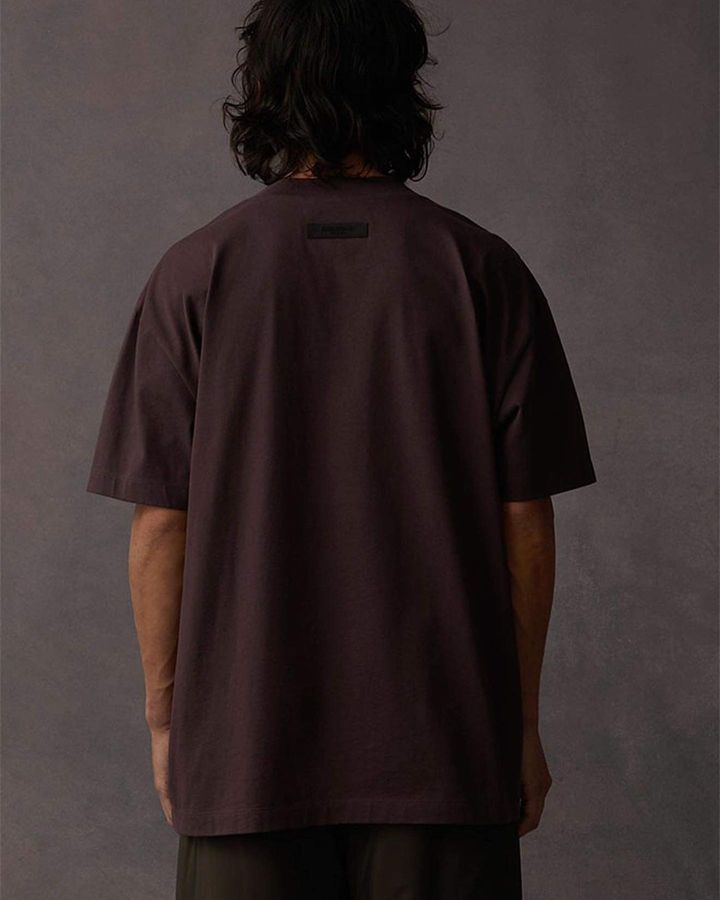 ESSENTIAL SIDE LOGO T-SHIRT IN BROWN