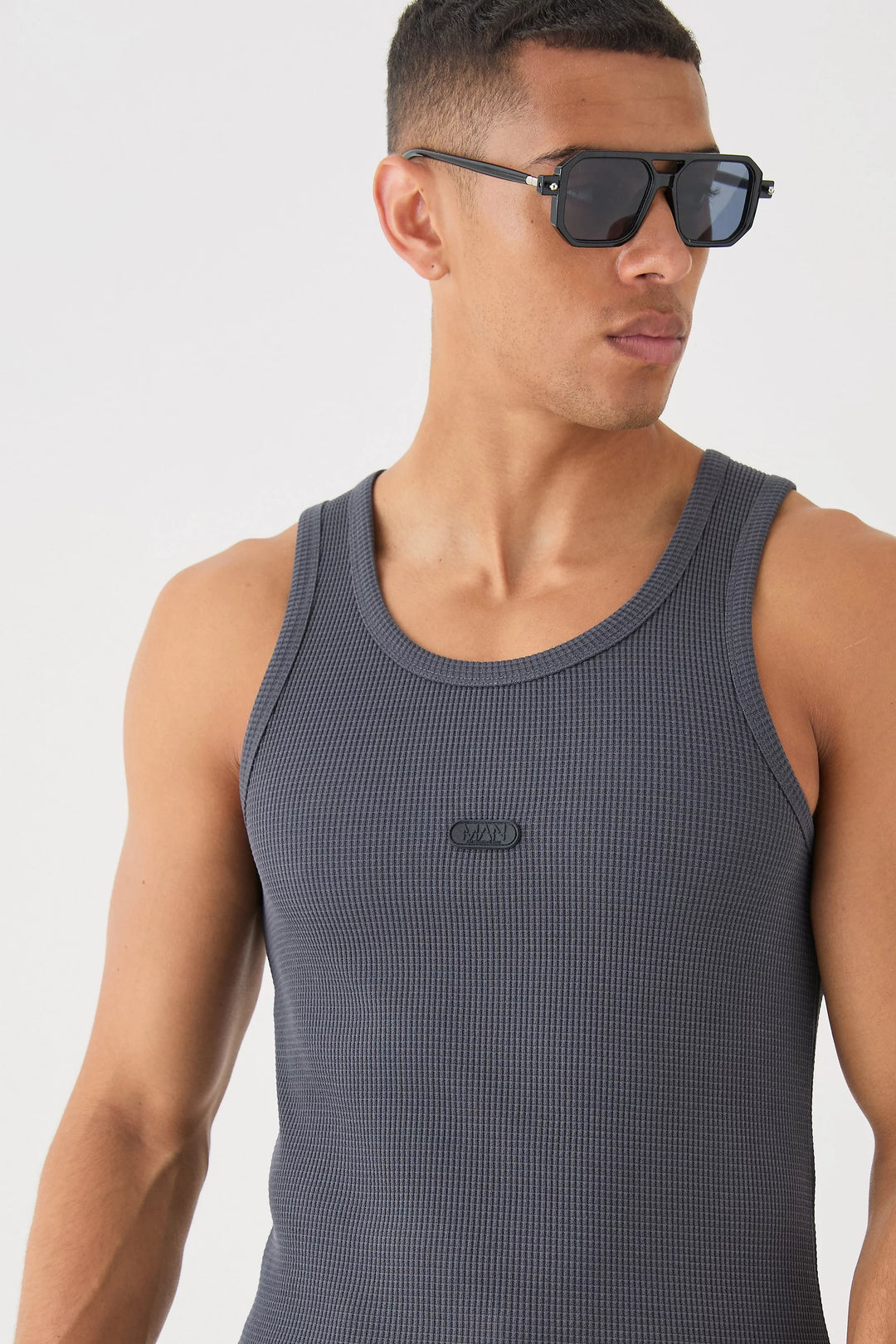 MAN SLIM WAFFLE RUBBER BADGE VEST CHARCOAL