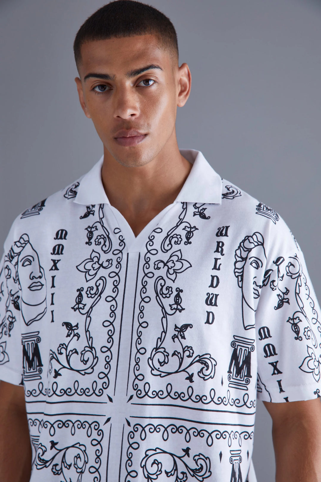 BOOHOOMAN OVERSIZED V NECK GRAPHIC POLO WHITE