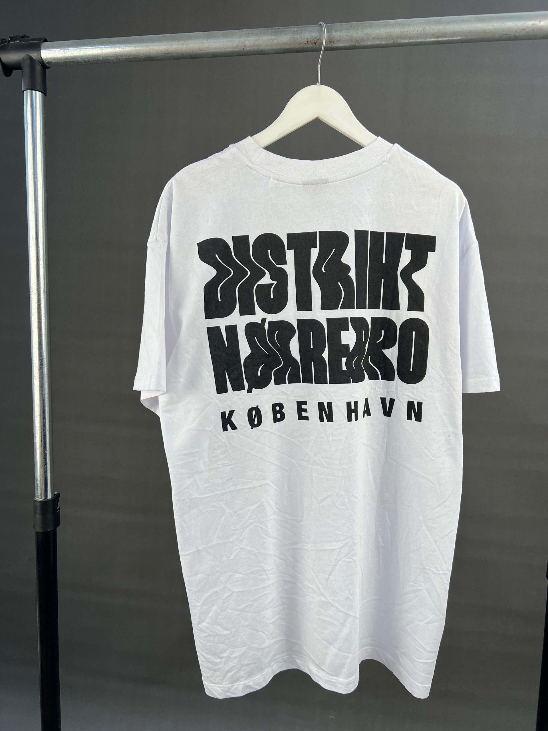 District Norrebro Backprint T shirt in white Garmisland