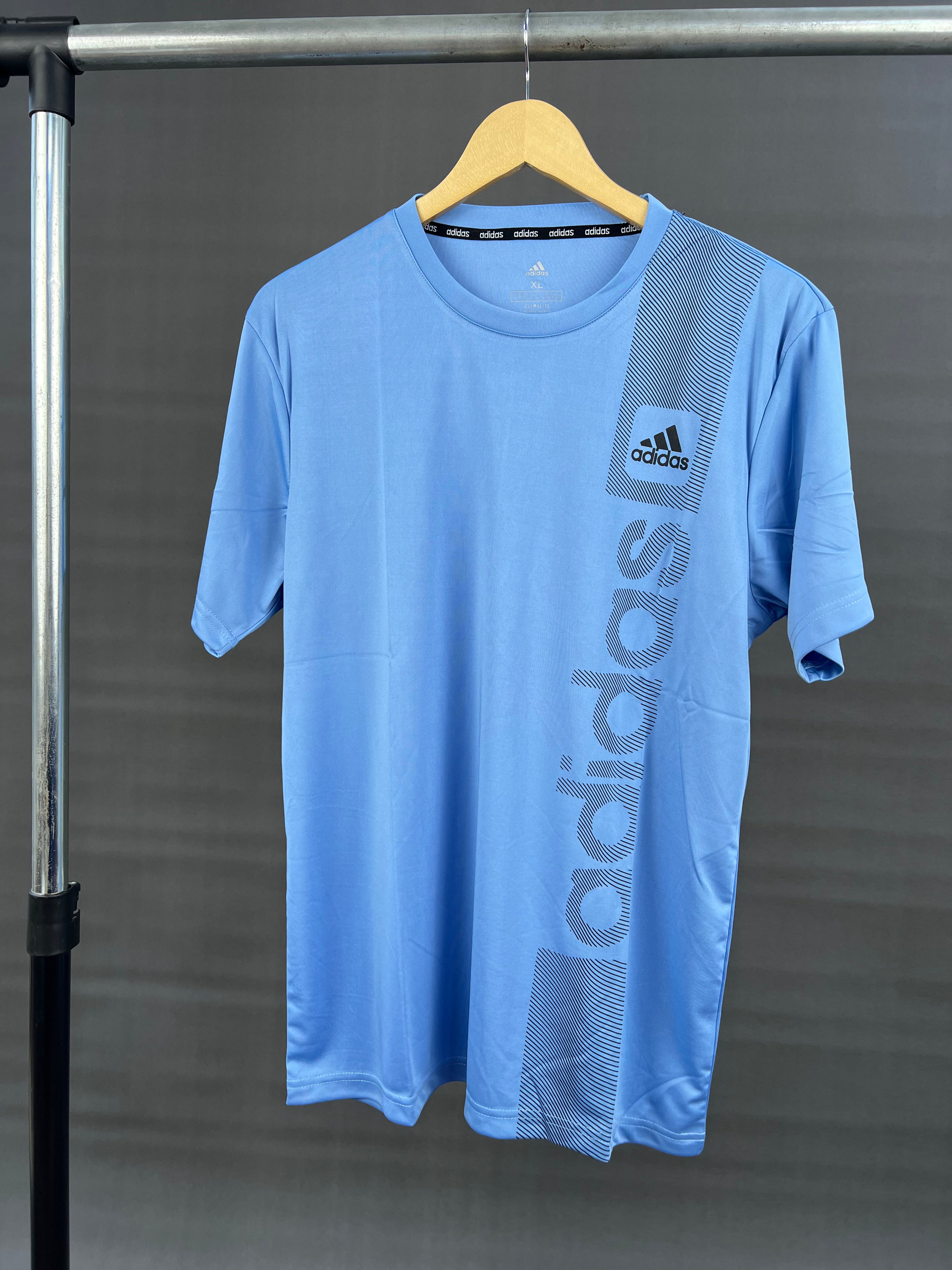 Adidas Side Logo sports T-shirt in blue – Garmisland