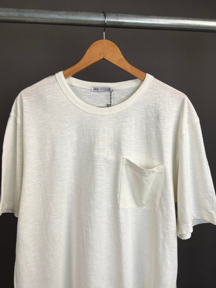 Side pocket t-shirt in white