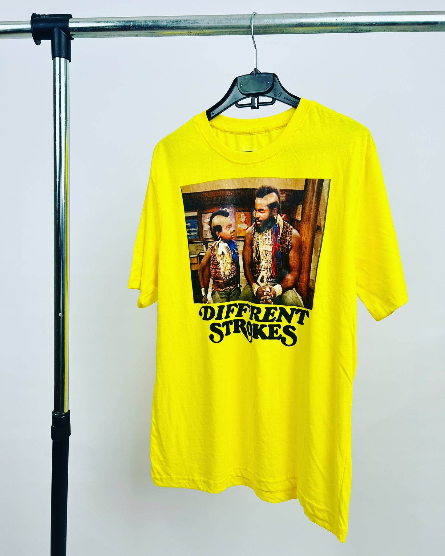 Different Strokes print T-shirt in yellow