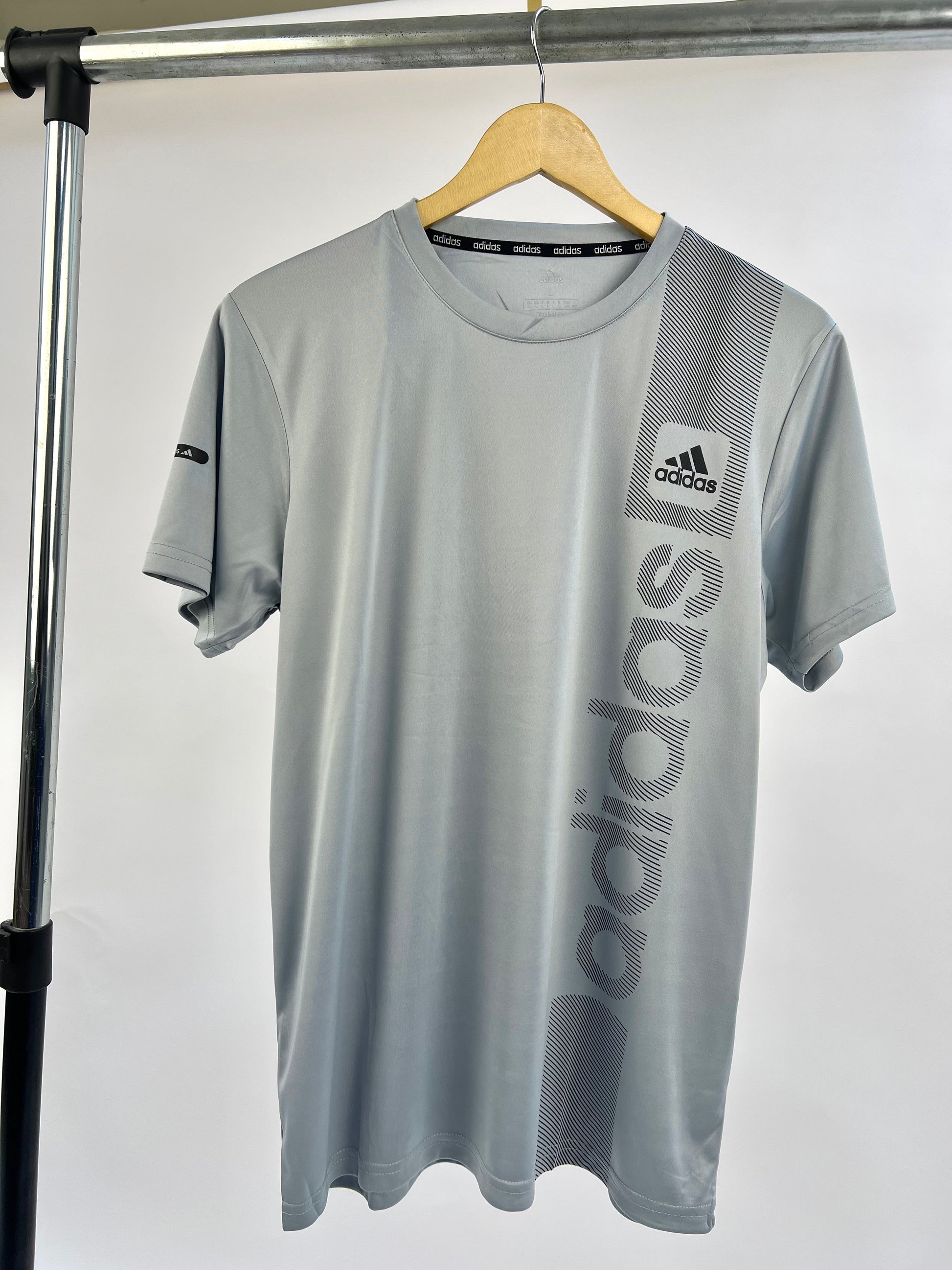 Adidas Side Print logo sports T-shirt in gray – Garmisland