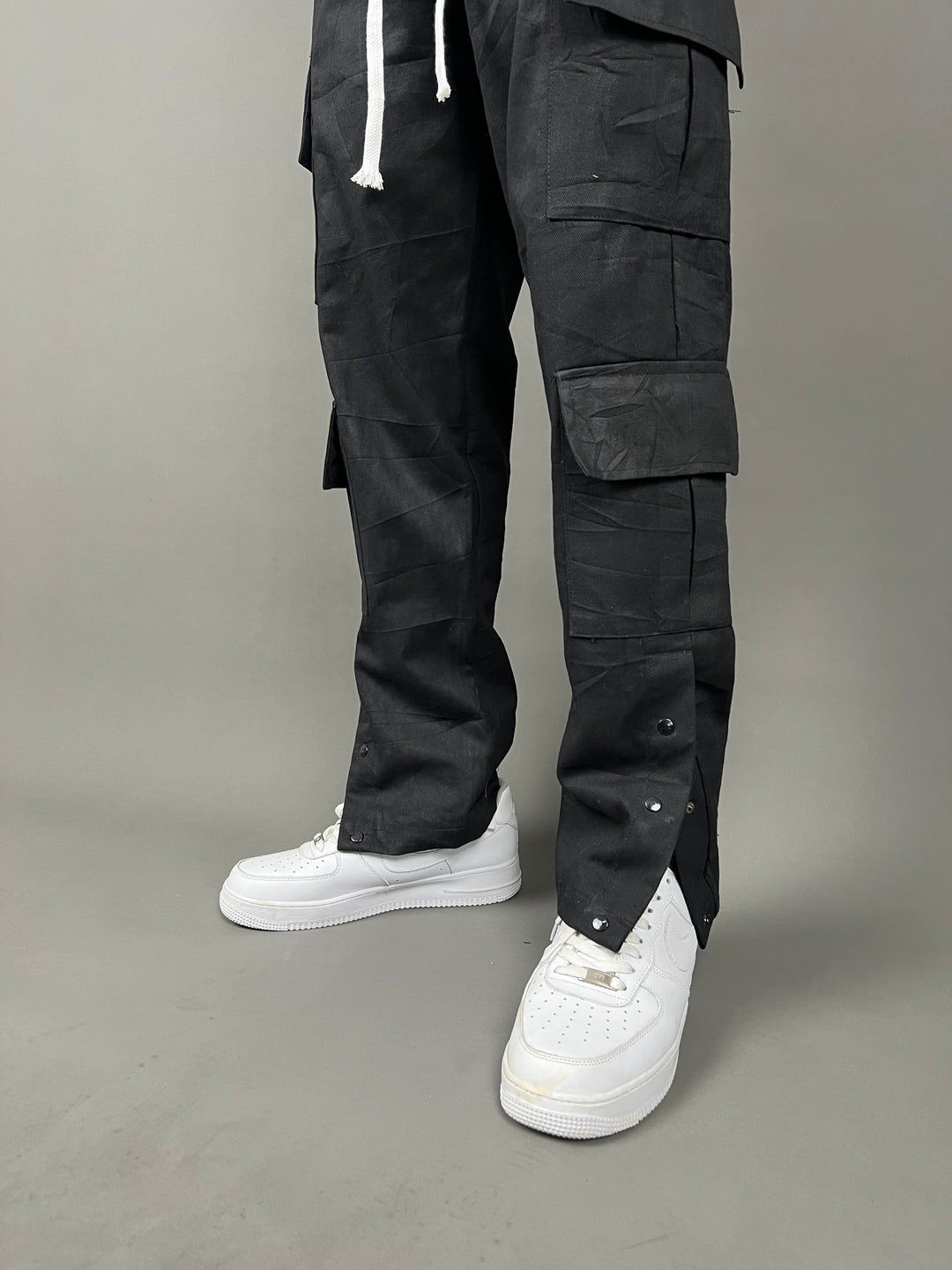 Multi pocket cargo pants in black