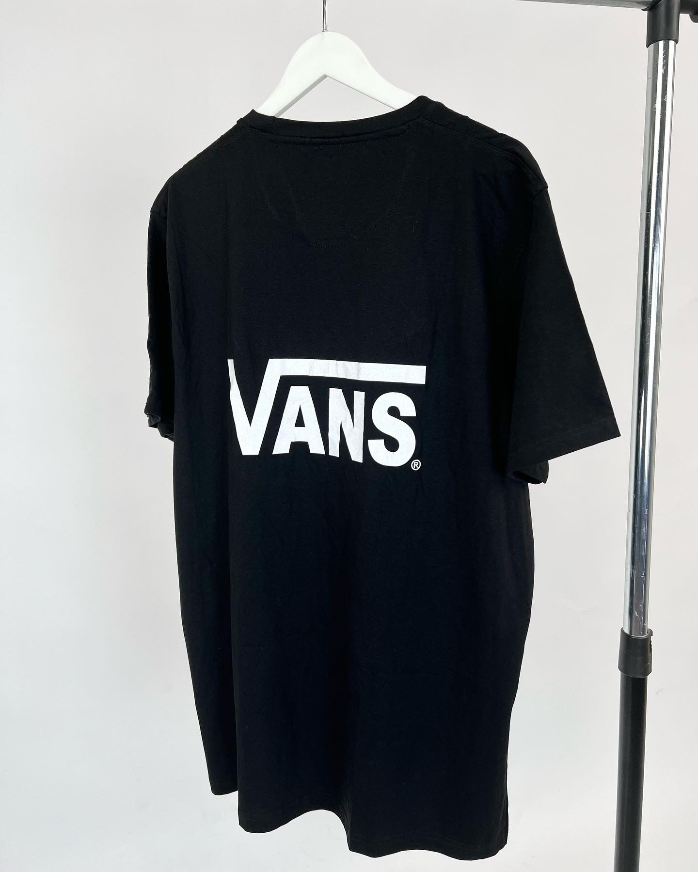 Vans Backprint T-shirt in black – Garmisland