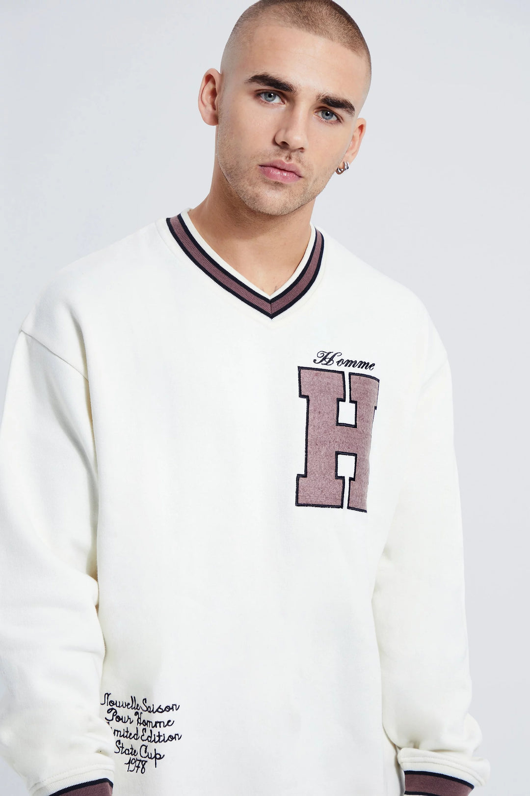 BOOHOOMAN OVERSIZED V NECK VARSITY SWEATSHIRT IN ECRU