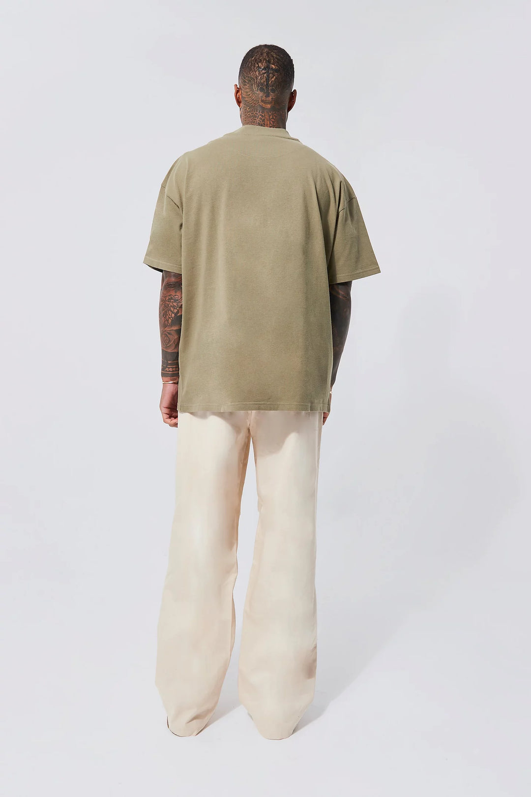 BOOHOOMAN OVERSIZED UTILITY POCKET T-SHIRT IN OLIVE