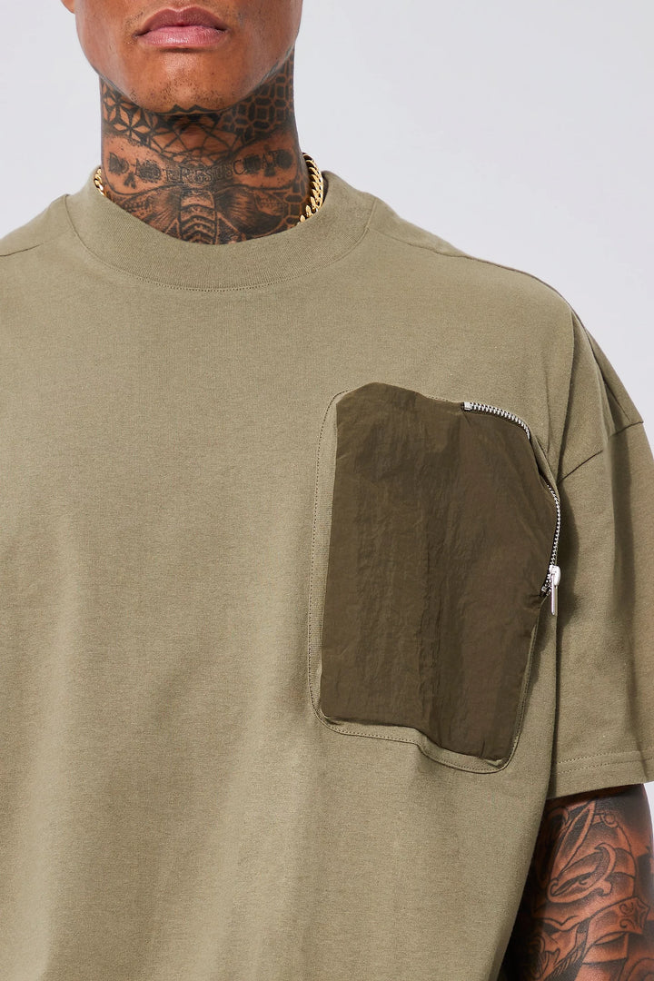 BOOHOOMAN OVERSIZED UTILITY POCKET T-SHIRT IN OLIVE