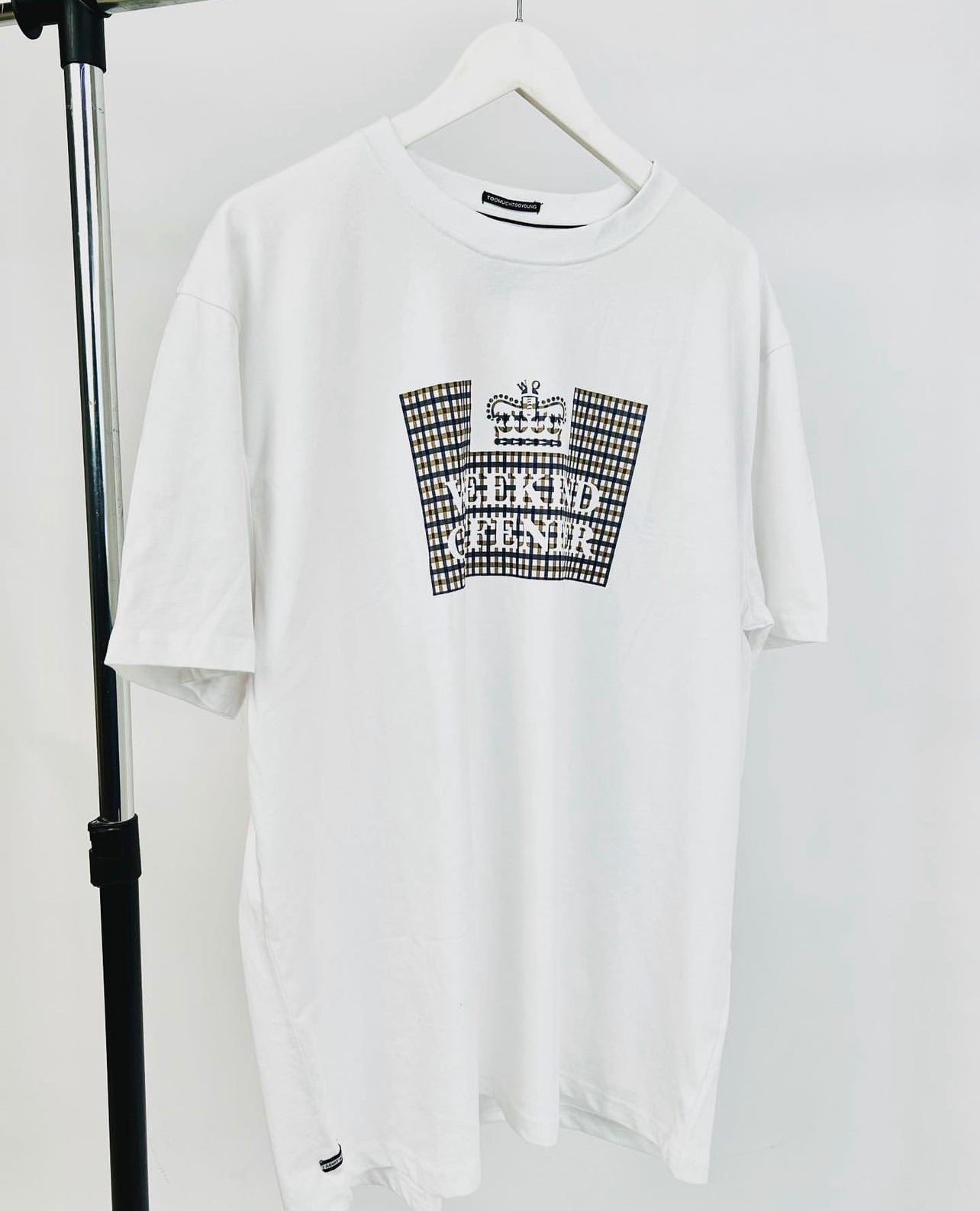 Weekend Offender Graphic T-shirt in white