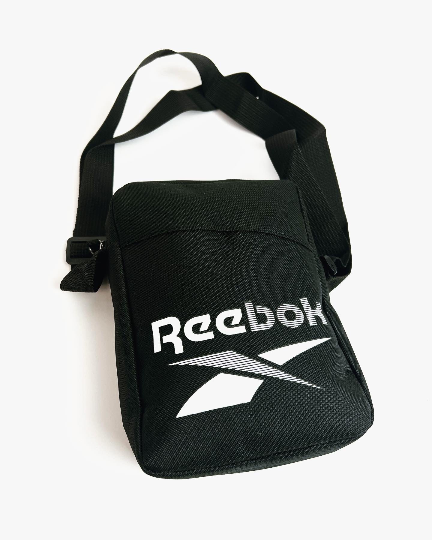 Reebok Crossbody bag in black – Garmisland