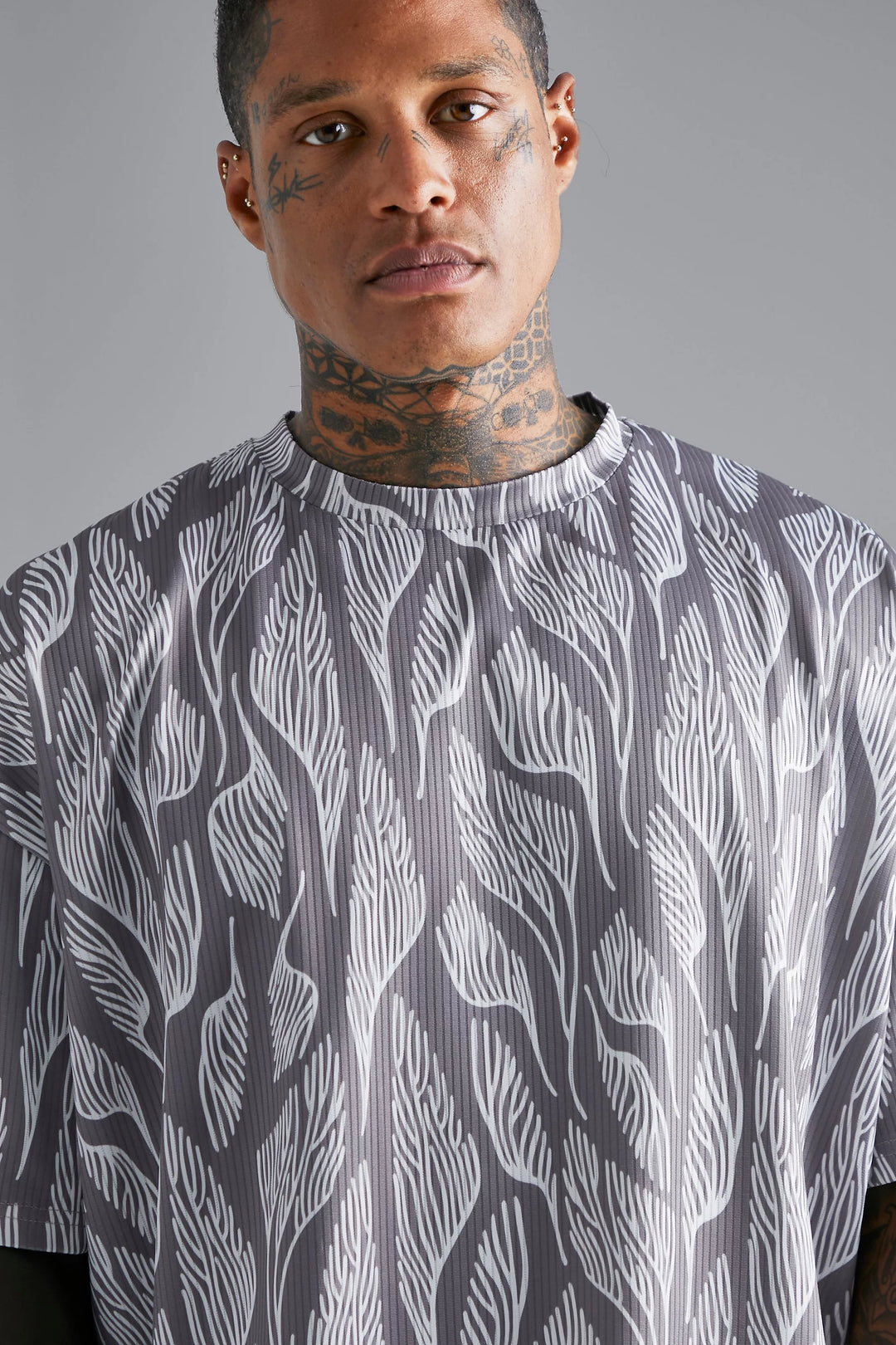 BOOHOOMAN PLEATED PRINTED OVERSIZED T-SHIRT IN GREY