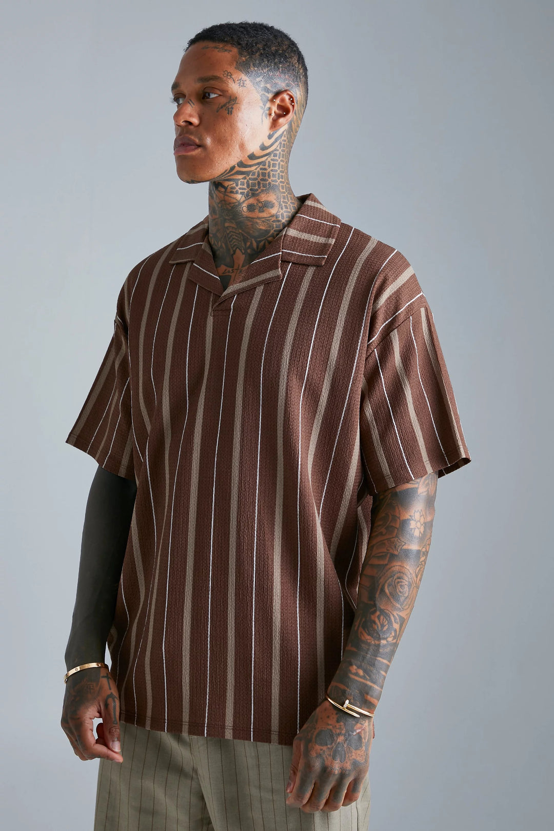 BOOHOOMAN OVERSIZED REVERE STRIPED CRINKLE POLO IN COFFEE