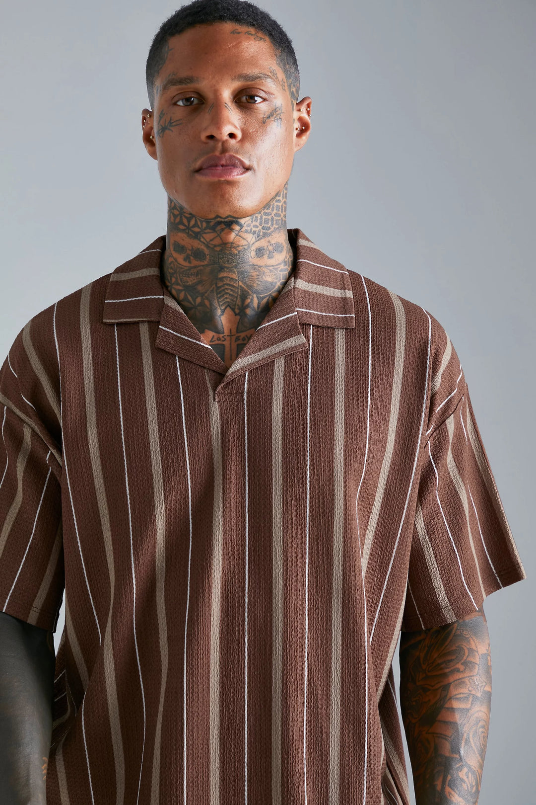 BOOHOOMAN OVERSIZED REVERE STRIPED CRINKLE POLO IN COFFEE