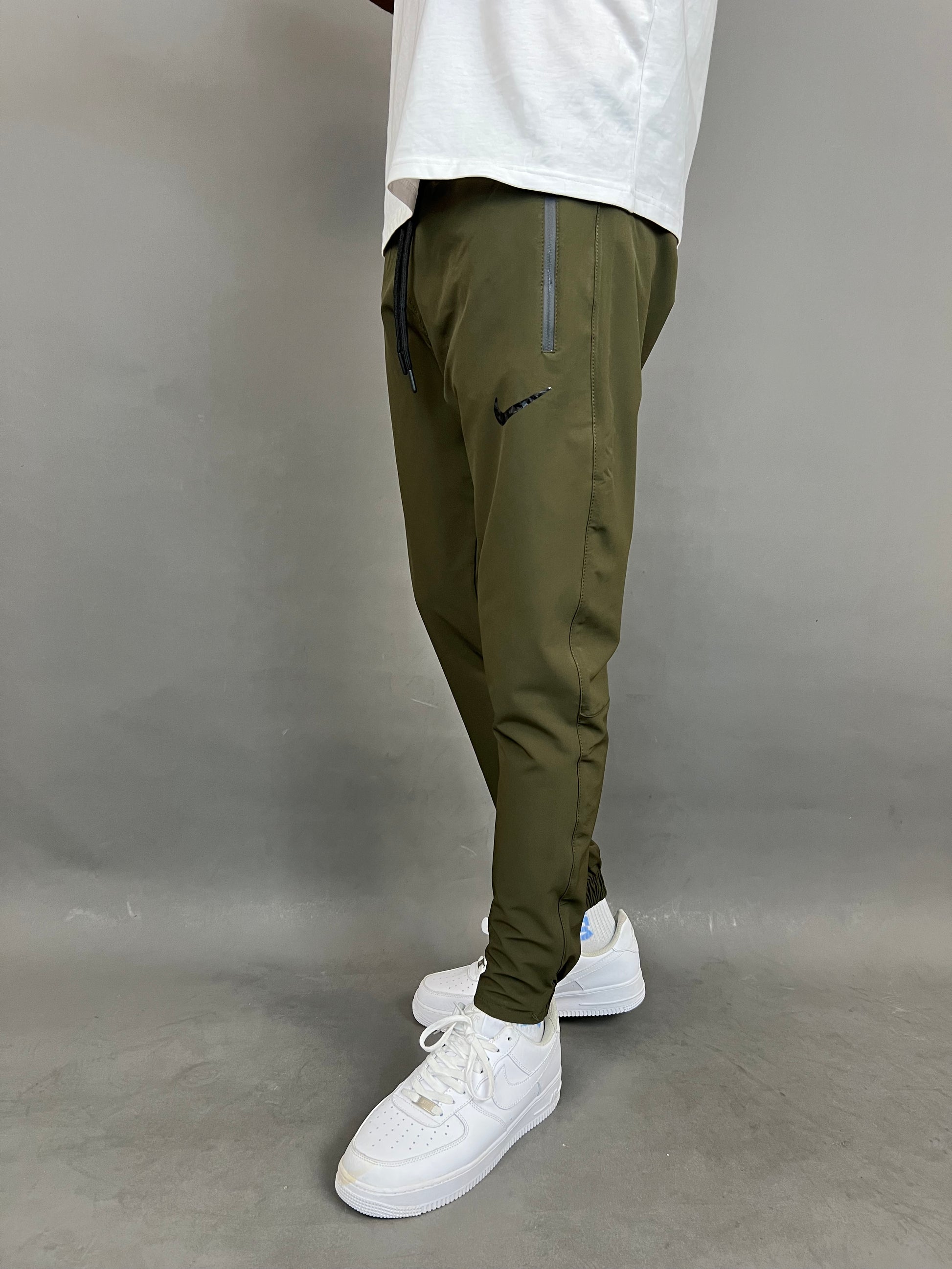 Nike army green online joggers