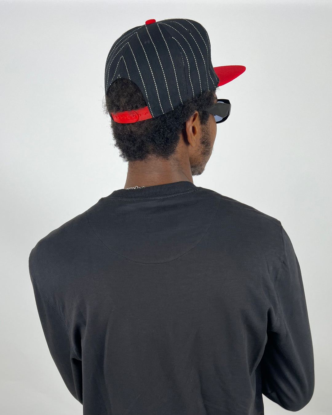 Chicago bulls black and red snap back with seam detail