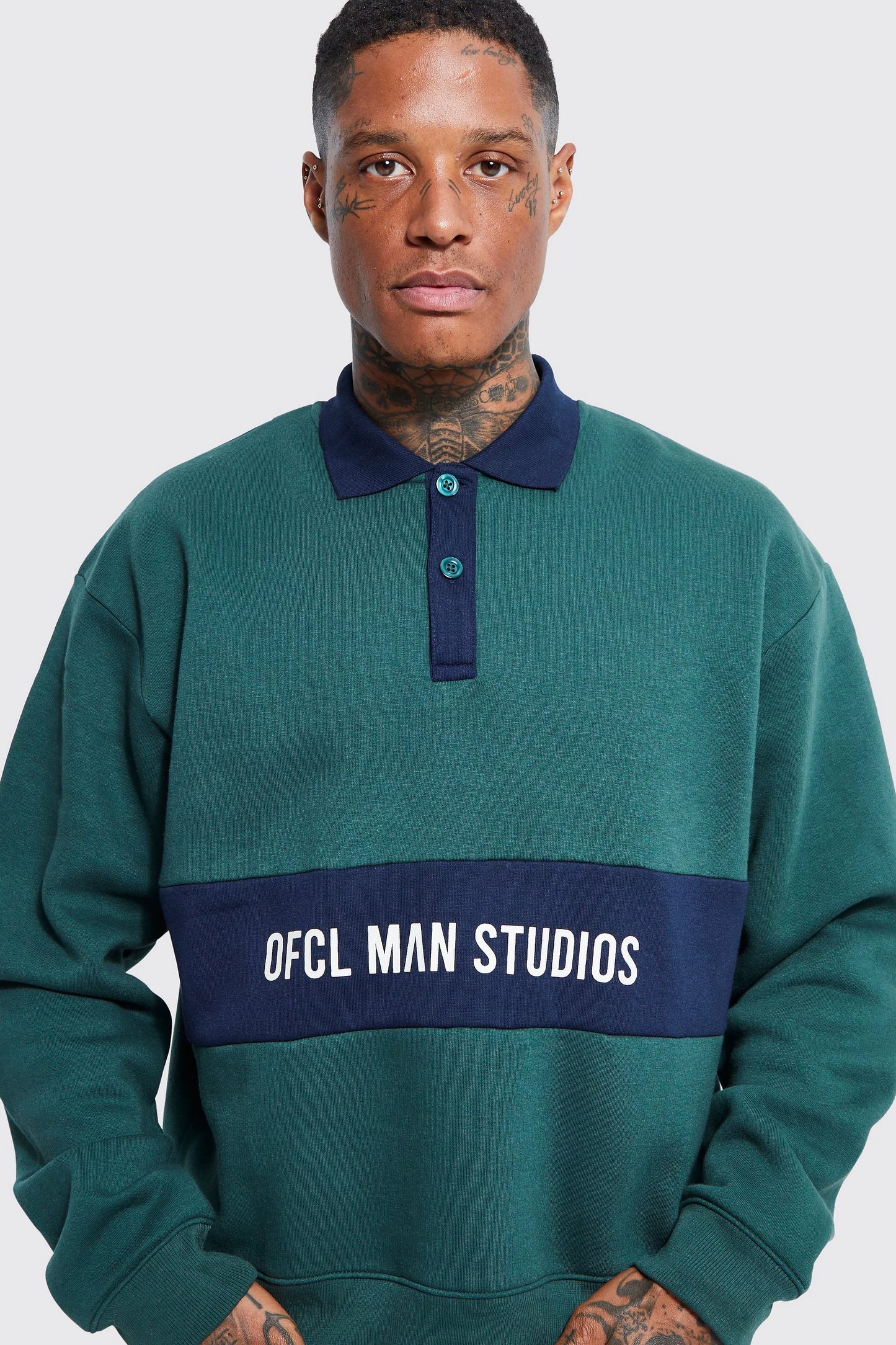 BOOHOOMAN OVERSIZED BOXY PANELLED VARSITY GRAPHIC POLO FOREST