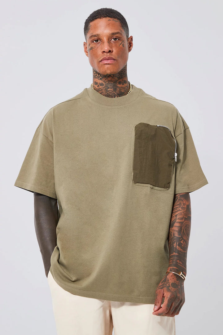 BOOHOOMAN OVERSIZED UTILITY POCKET T-SHIRT IN OLIVE