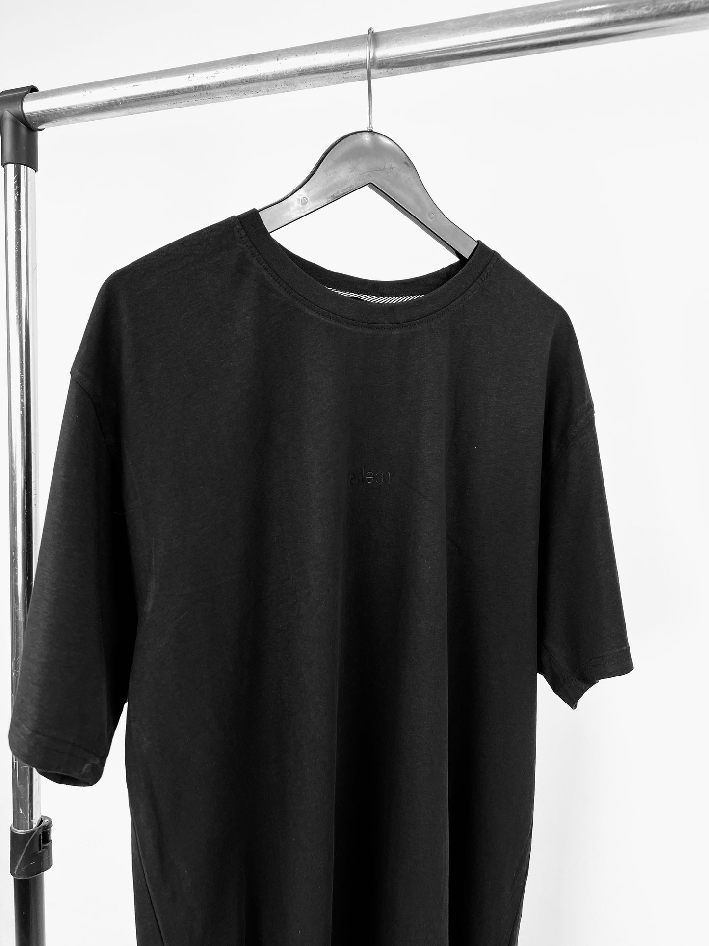 Solid reflect print T-shirt in black