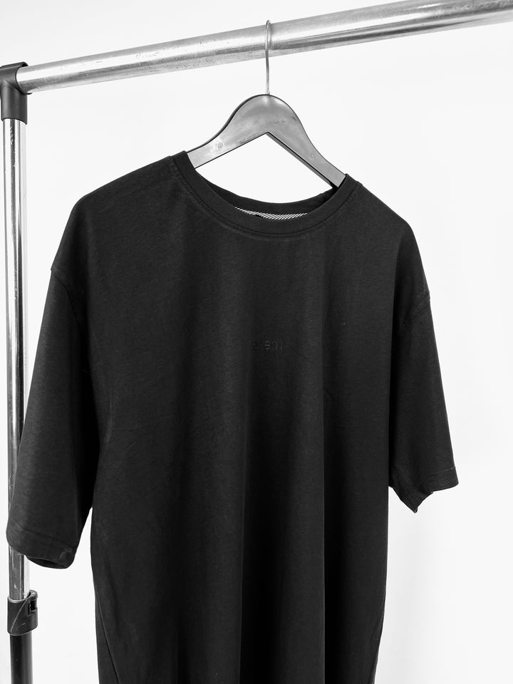 Solid reflect print T-shirt in black