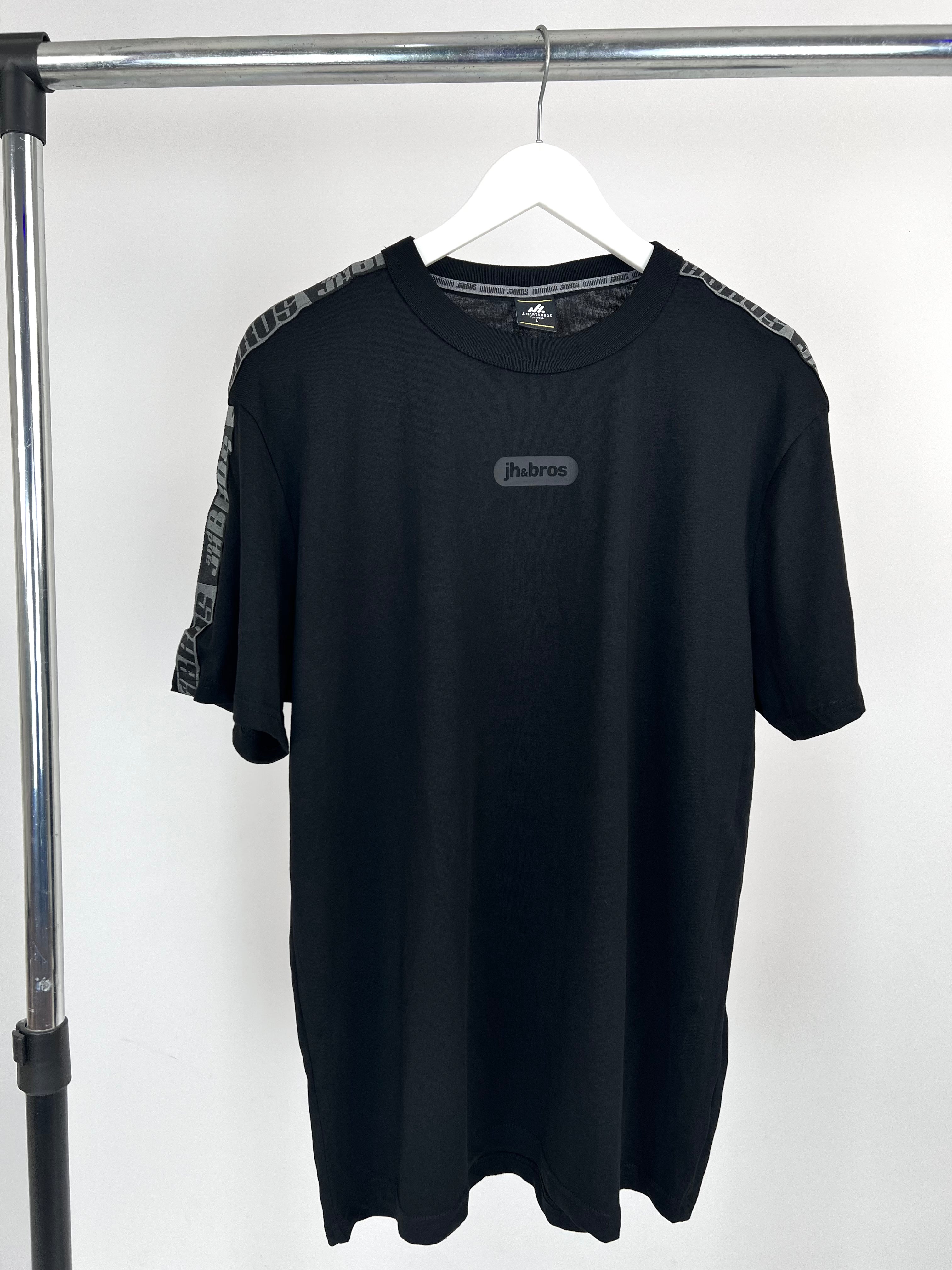 J Hart & Bros tape T-shirt in black – Garmisland