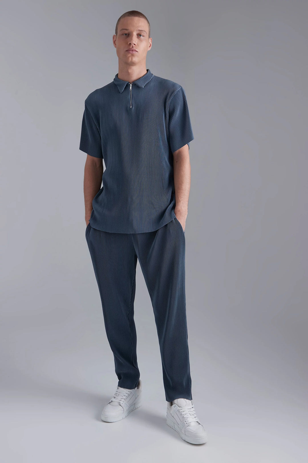 BOOHOOMAN SLIM POLO AND TAPERED JOGGER PLEATED SET IN SLATE BLUE