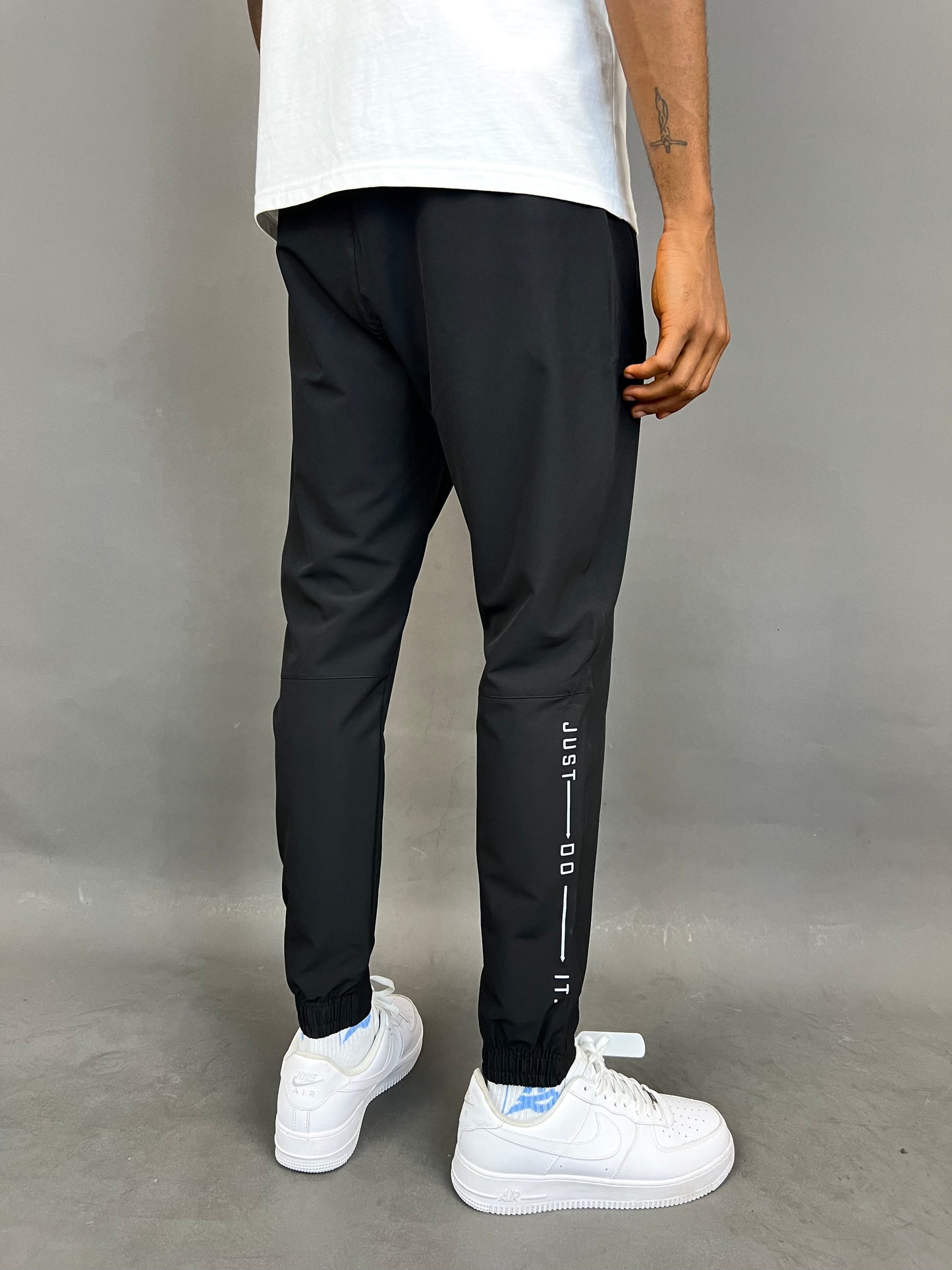 Nike logo print jogger pants in black – Garmisland