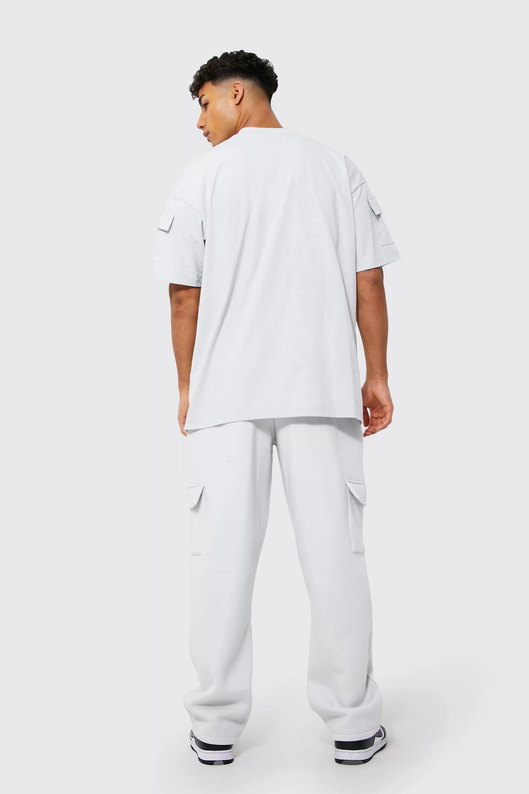 BOOHOOMAN OVERSIZED CARGO T-SHIRT TRACKSUIT IN LIGHT GREY