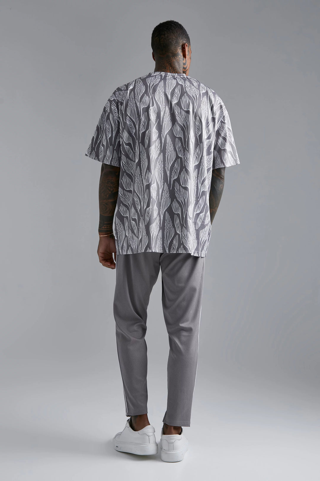 BOOHOOMAN PLEATED PRINTED OVERSIZED T-SHIRT IN GREY