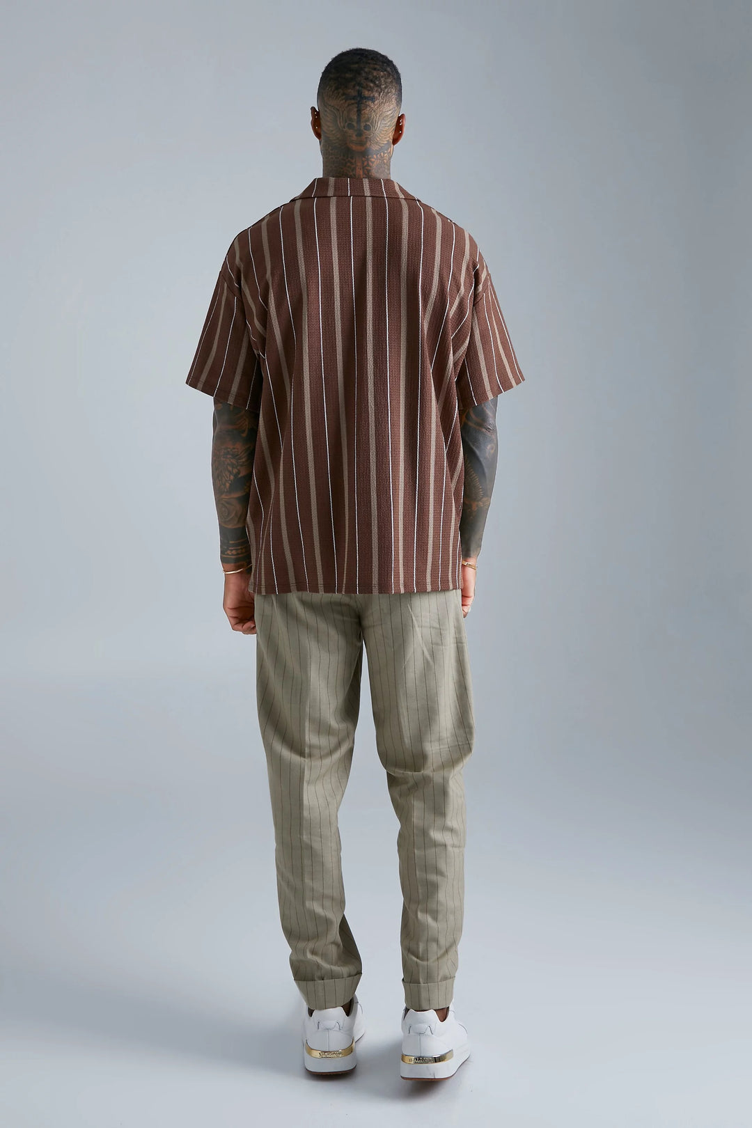 BOOHOOMAN OVERSIZED REVERE STRIPED CRINKLE POLO IN COFFEE